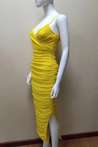 Détail d'une robe mi-longue jaune vif froncée avec col en V profond et fente latérale