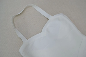 Gros plan détaillé du tissu bandage blanc avec col en V et texture à rayures horizontales