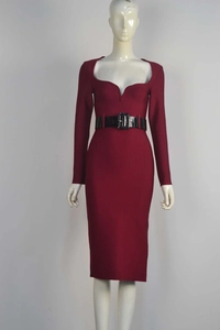 Détail du décolleté en V bordeaux sur robe midi en maille avec ceinture noire à la taille