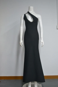 Détail de la découpe en goutte ornée de strass sur une robe de soirée noire asymétrique
