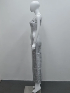 Détail d'une robe moulante argentée sans manches avec tissu texturé effet métallisé