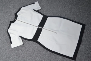 Détail de la robe contrastée avec fermeture éclair métallique argentée au dos