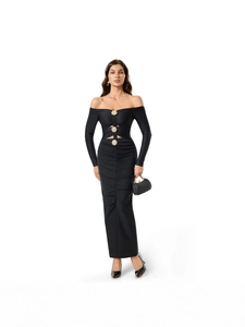 Robe longue noire à épaules dénudées et manches longues avec boucles de fleurs dorées