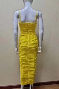 Détail de la fermeture éclair invisible et de la texture froncée sur la robe jaune vif
