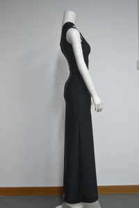 Détail de la robe bandage noire élégante avec ornements en strass argentés au cou