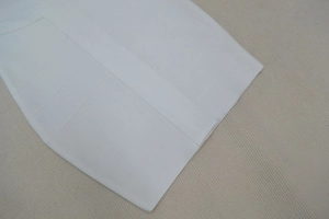 Vue détaillée de la texture de maille horizontale serrée de la robe bandage blanche