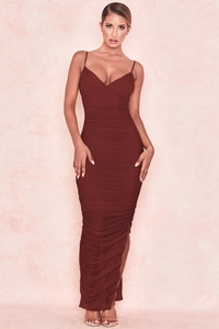 Détail de la robe de soirée rouge bordeaux plissée avec col en V et bretelles fines