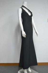 Détail des strass sur l'encolure asymétrique d'une robe bandage noire de soirée