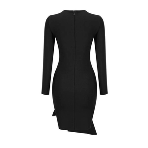 Détail d'une robe moulante noire en tissu bandage avec fermeture éclair invisible au dos