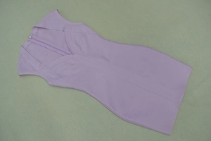 Gros plan à plat de la robe bandage violet clair avec col en V et fermeture éclair