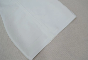 Gros plan sur la robe bandage blanche montrant la texture élastique épaisse et le tissu