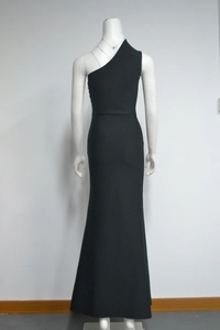 Vue détaillée de l'encolure asymétrique d'une élégante robe de soirée noire ajustée