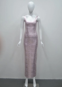 Détail de la robe bandage rose montrant la texture métallique et la coupe ajustée