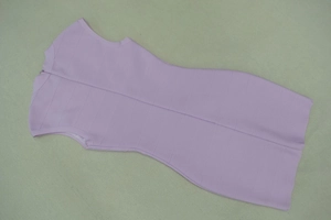 Détail de la robe bandage lavande avec coutures horizontales et fermeture éclair au dos