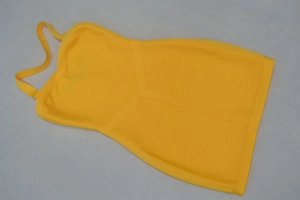 Détail à plat d'une robe courte bandage jaune vif avec des finitions nervurées en V