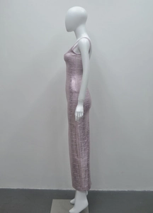 Détail de la robe de soirée lilas moulante au tissu scintillant et à la coupe cintrée