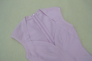 Détail de robe bandage rose clair avec tissu croisé et fermeture éclair invisible au dos