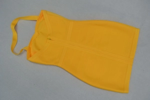 Détail de la texture du tissu bandage sur une robe mini moulante jaune éclatante