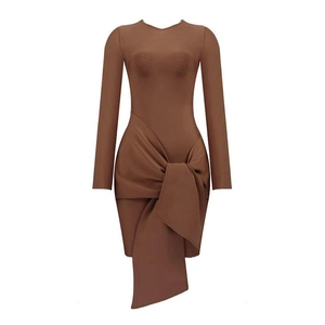 Détail du nœud à la taille et texture plissée sur robe marron à manches longues