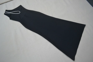 Détail d'une robe bandage noire avec des ornements en strass brillants sur le col