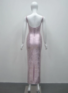 Détail de la robe bandage rose pâle avec un élégant dos nu en forme de U et zip