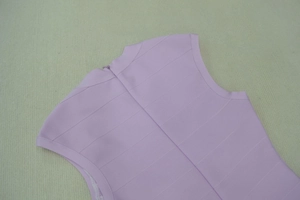 Détail du tissu texturé lavande avec une fermeture éclair invisible discrète au dos