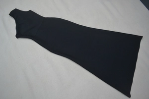 Vue à plat d'une robe bandage noire sans manches avec fermeture éclair et coupe trapèze