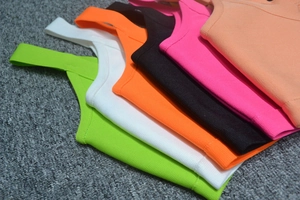 Detailansicht bunter gerippter Strick-Crop-Tops mit elastischer Textur und Racerback-Design