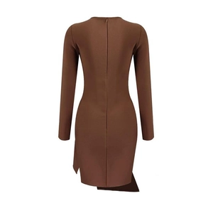 Vue arrière d'une robe marron café ajustée avec fermeture éclair invisible et ourlet