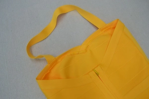 Détail de la robe bandage jaune avec bretelles licou et fermeture éclair au dos