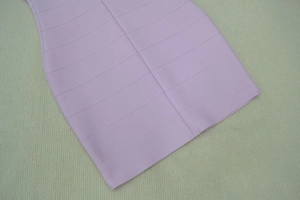 Détail de la robe bandage lilas montrant la texture côtelée et les coutures de l'ourlet