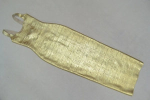 Vue détaillée du tissu doré métallisé et de la texture ondulée de la robe bandage