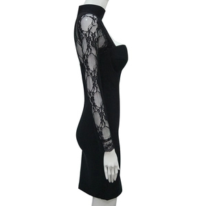 Détail de la robe moulante noire élégante avec manches en dentelle florale et col montant