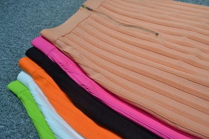 Detail von hoch taillierten gerafften Röcken mit kräftigen Farben und Goldreißverschluss