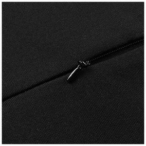 Détail du zip invisible sur une robe noire cintrée avec un tissu en maille texturée