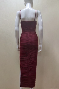 Détail de la robe midi plissée bordeaux avec fermeture éclair et tissu en maille