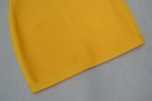 Détail du tissu bandage côtelé jaune vif avec haute élasticité et finitions soignées