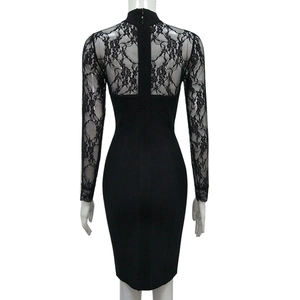 Détail de la dentelle élégante et de la fermeture éclair invisible sur cette robe noire