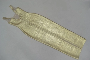 Détail de la robe bandage dorée montrant la texture luxueuse et la fermeture éclair