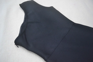 Gros plan sur la fermeture éclair invisible et le tissu premium de cette robe bandage