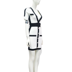 Robe courte blanche à col en V avec bordures contrastées noires et boutons métalliques