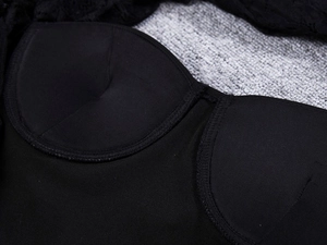 Détail du corsage de robe en dentelle noire avec bonnets rembourrés et coutures précises