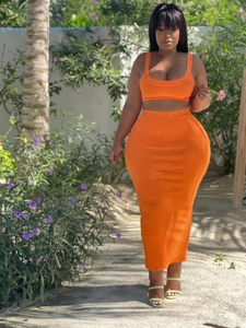 Detailaufnahme von leuchtend orangefarbenem Rippstrick-Crop-Top und passendem Maxi-Rock