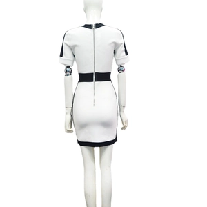 Robe moulante à manches courtes avec bordures contrastées noires et zip au dos