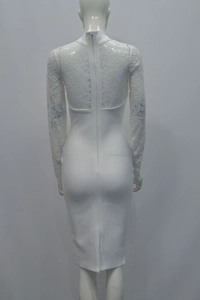Détail du patchwork en dentelle blanche au dos et fermeture éclair invisible sur la robe