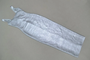 Détails du tissu métallique argenté et des fines bretelles de la robe de soirée moulante