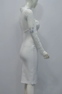 Gros plan sur la robe midi blanche avec manches en dentelle florale et paillettes