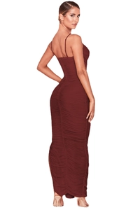 Robe longue élégante bordeaux à col en V en mesh avec design froncé moulant pour soirées