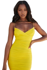 Robe moulante jaune chic avec col en V profond et fines bretelles spaghetti