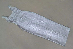 Vue détaillée d'une robe bandage argentée métallisée avec texture et larges bretelles
